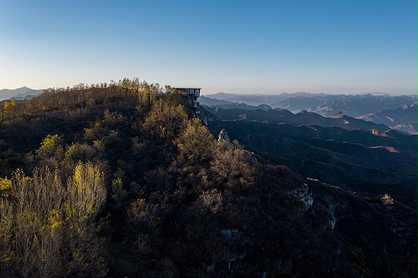亿伽设计-汤泉设计-崖壁泳池度假酒店：原始洞穴体验的空间转译