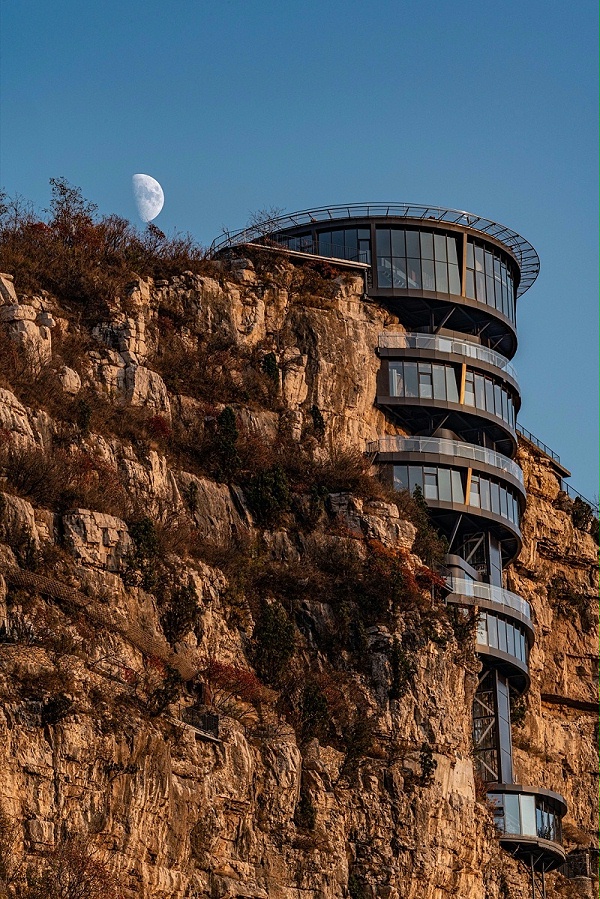 亿伽设计-汤泉设计-崖壁泳池度假酒店：原始洞穴体验的空间转译