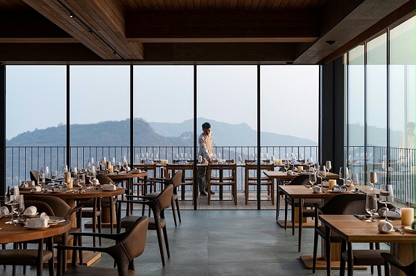 亿伽设计-汤泉设计-崖壁泳池度假酒店：原始洞穴体验的空间转译