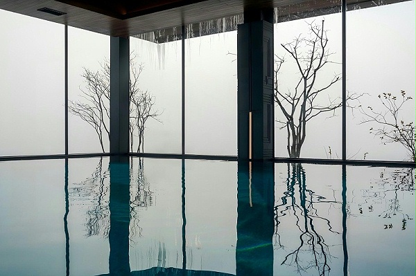 亿伽设计-汤泉设计-崖壁泳池度假酒店：原始洞穴体验的空间转译