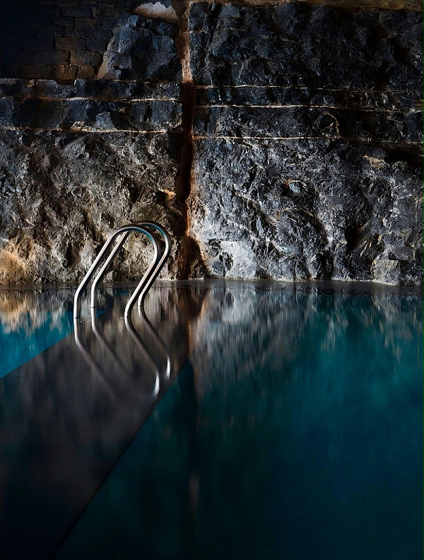亿伽设计-汤泉设计-崖壁泳池度假酒店：原始洞穴体验的空间转译