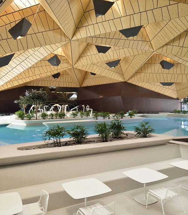 特玛利亚家庭健康中心:用几何屋顶围住的游泳池